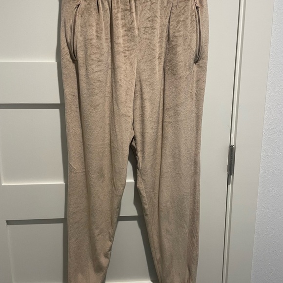 SKIMS Velour Pants with pockets - Picture 3 of 12